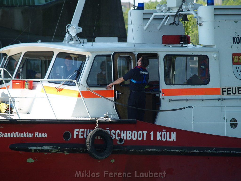 Einsatz Loeschboote Hoehenretter Koeln unter Severinsbruecke P064.JPG